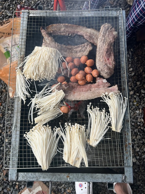 맛있게 익은 바베큐와 야채들