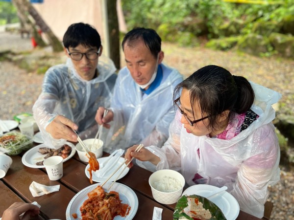바베큐먹는 모습