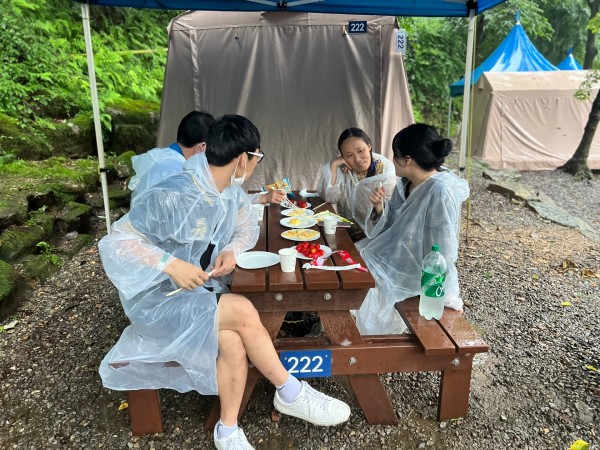 간식과 함께 즐거이 담소를 나누는 모습