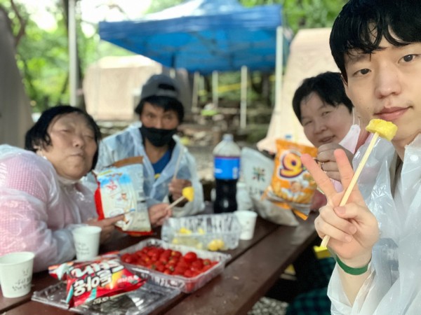 맛있는 간식을 먹으며 기념사진 촬영하는 모습