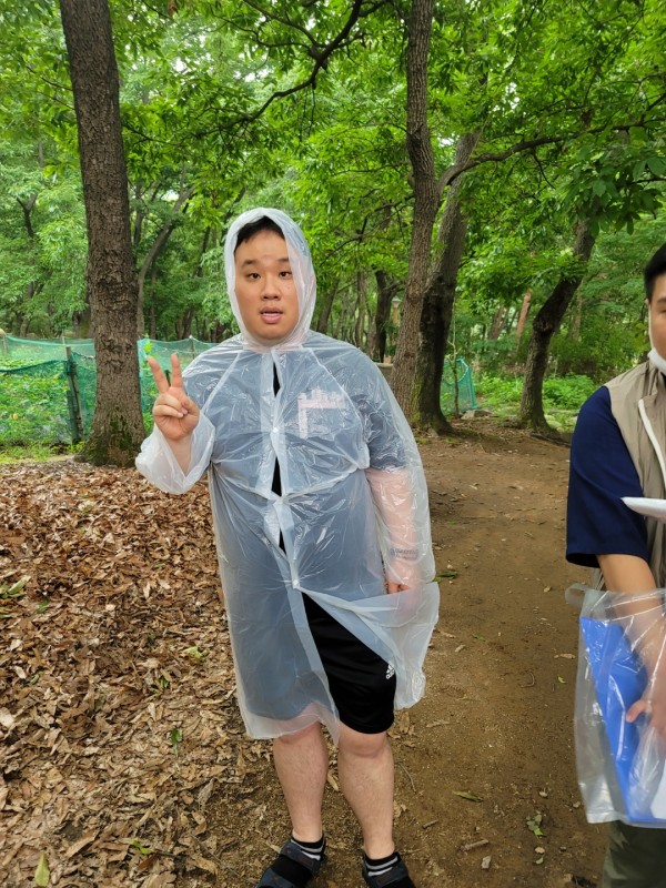 우비입고 산책하는 모습