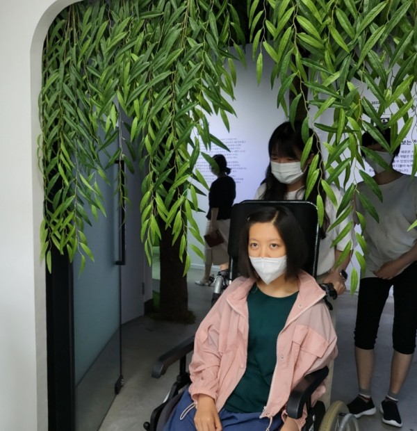 전시회에 입장하는 모습