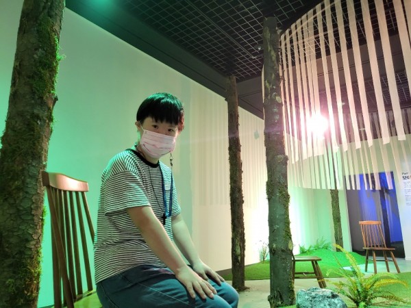 전시관을 배경으로 찍은 사진