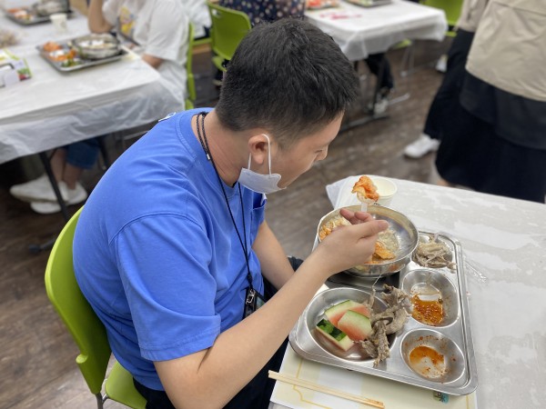 맛있게 음식을 먹는 모습