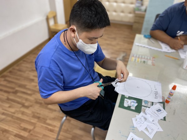 계획표에 붙일 AAC그림을 오리는 모습