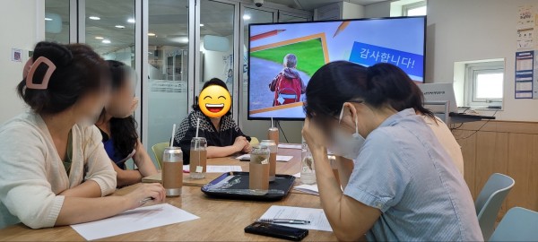 초등학교 입학과정에 대해 다양하게 논의하는 모습
