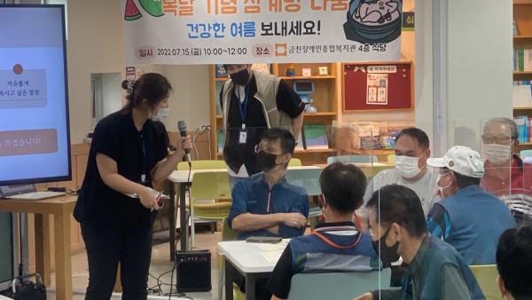 이용자 인터뷰하는 모습