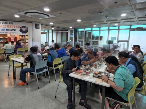 복날 삼계탕을 맛있게 드시는 모습