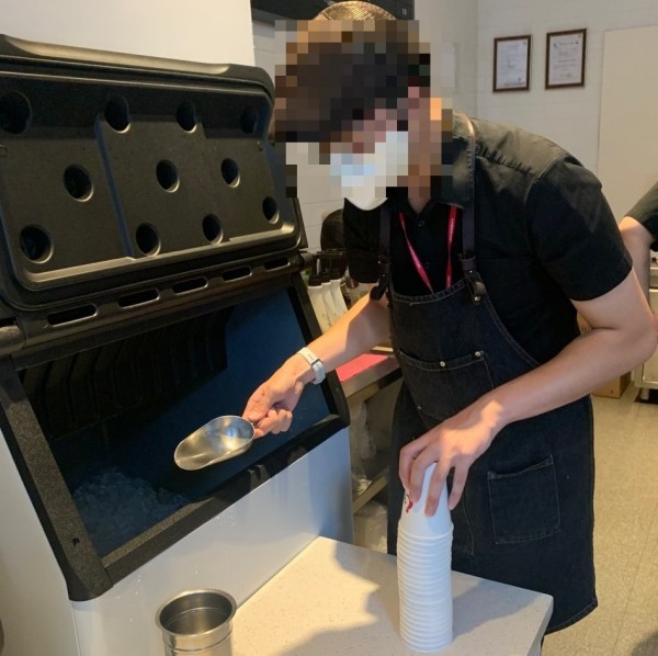 커피를 만들기 위해 얼음을 담고 있는 모습