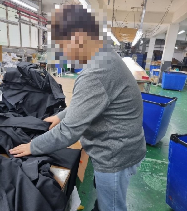의류를 포장하고 있는 모습