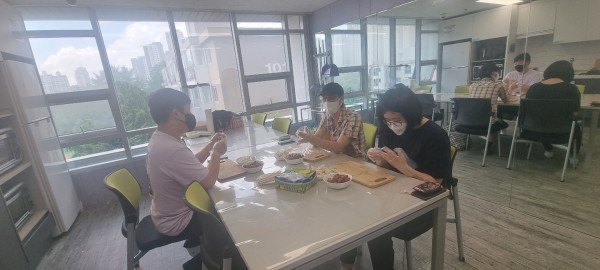 맛있는 음식을 다같이 만들고 있는 모습.