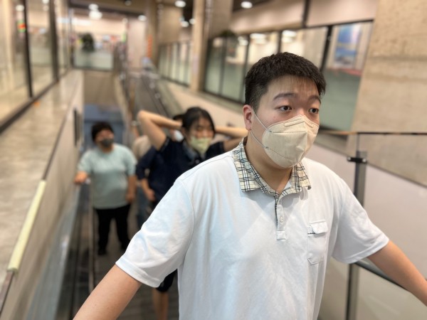 들뜬 마음으로 롯데마트에 입장하는 모습