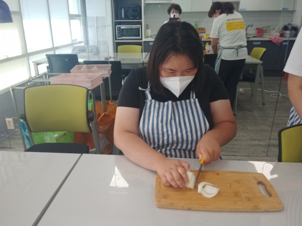 토마토스파게티에 들어갈 양파를 써는 모습