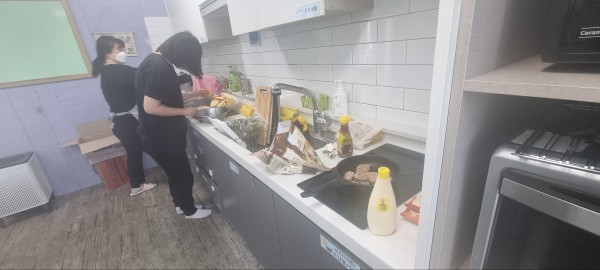 재료들을 직접 다듬고 볶아보는 활동을 진행해보았습니다.