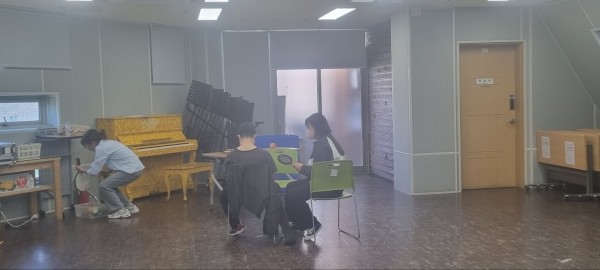 악기를 직접 두드려 보며 소리를내고 들어보는 시간을 가졌습니다.