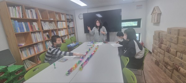 알록달록 색깔을 이용하여 고리를 이어붙여 보았습니다.