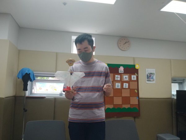 허수아비를 들고 사진찍는 모습