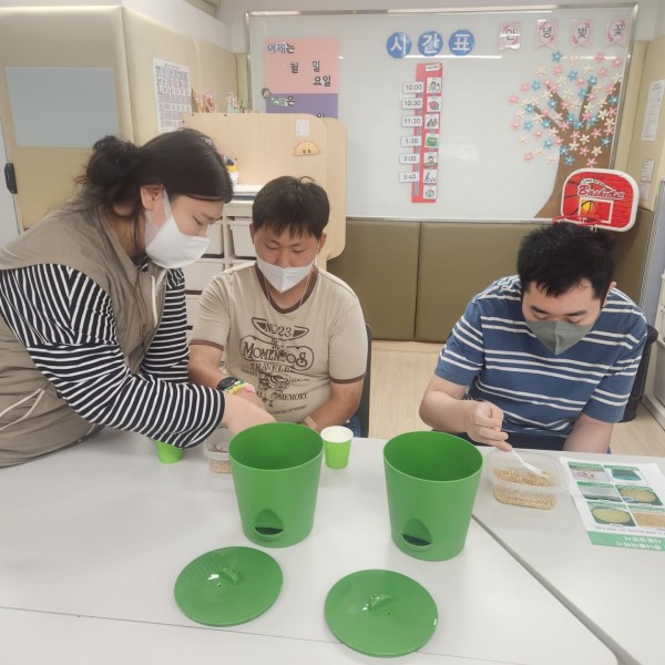 불린 콩을 시루안에 넣는 모습