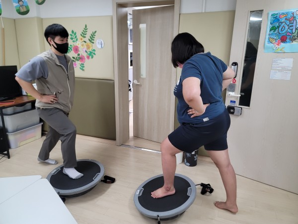밸런스볼 위에서 스트레칭을 하는 모습