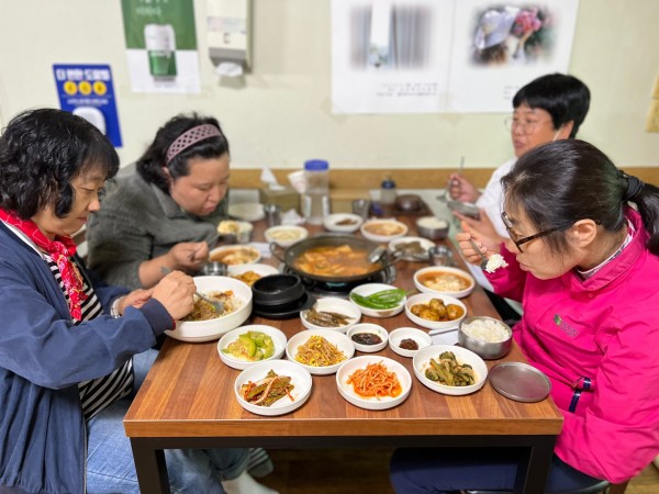 맛있게 점심식사하는 모습