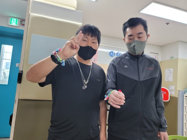 팔찌 완성 후 함께 기념촬영을 하는 이용자 모습