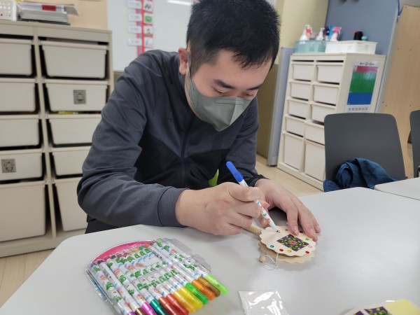 미술활동 중인 이용자 모습