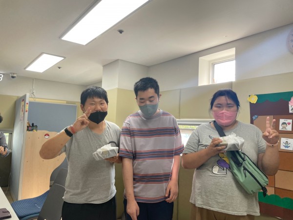 완성된 송편을 들고 기념촬영을 하는 이용자 모습