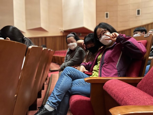 공연장 기념사진 촬영하는 모습