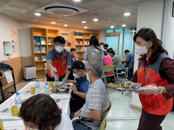 식사 나눔 봉사 모습