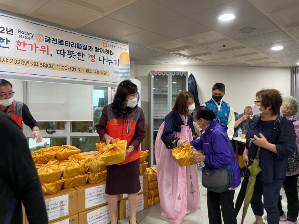 금천로타리클럽에서 선물세트 전달하는 모습