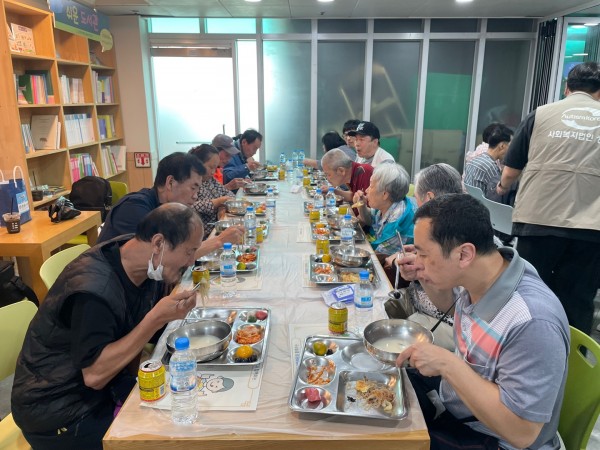 다함께 식사하는 모습