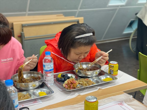 추석 나눔 행사에 과일 제공한 모습