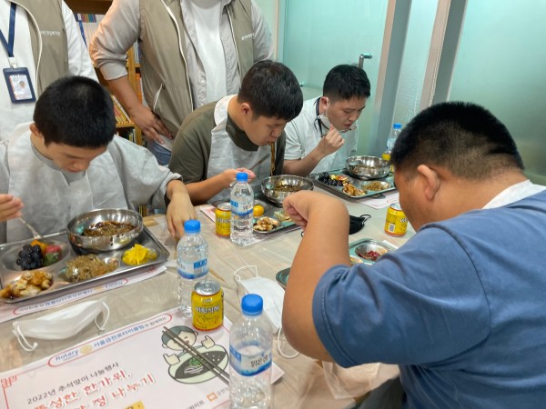 추석 나눔 행사에 과일 제공한 모습