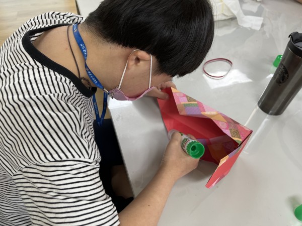 종이에 풀칠하는 모습