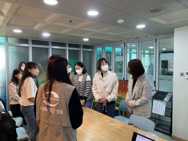 기관소개 전 인사 나누는 중