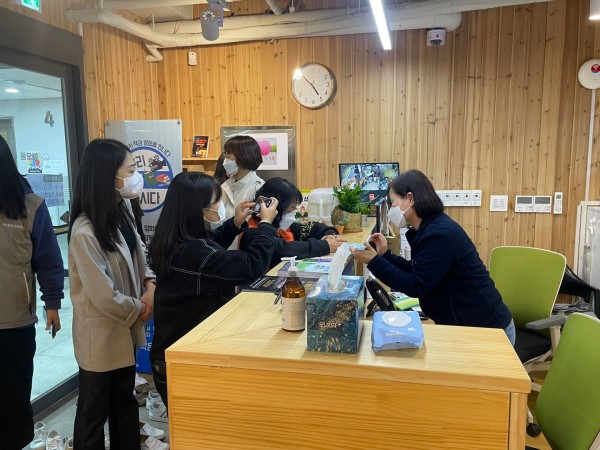 해오름도서관에서 도서와 관련된 질문하는 당사자와 지켜보는 사상구 장복 선생님들
