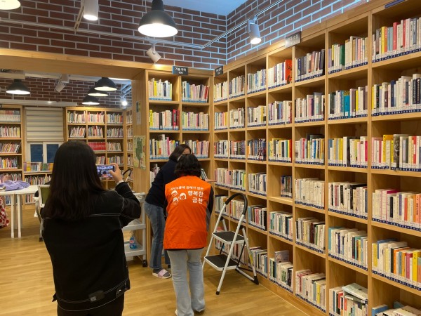 AAC로 질문한 책을 찾아주시는 해오름도서관 관장님
