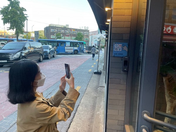파리바게뜨 금천독산점 AAC존 표시를 촬영하는 사상구장복 선생님