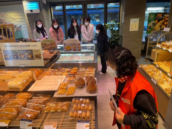 파리바게뜨 구경하는 모니터링단과 사상구장복 선생님들