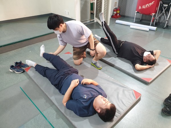 특수체육교사의 재활운동모습