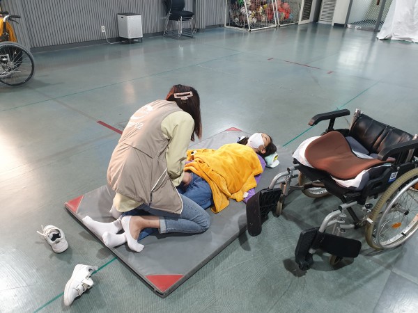 치료사의 재활운동모습