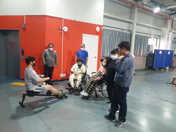 로잉머신 사용방법을 배우는모습
