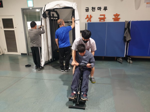 로잉머신을 체험해보는 재활운동인