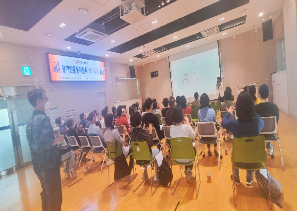 교육 듣고 있는 모습