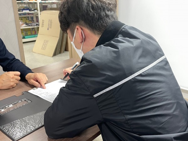 근로계약서를 작성하고 있는 모습