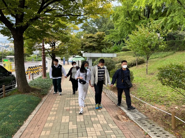 즐겁게 국회로 향하는 모습