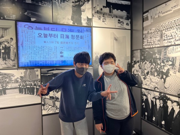 즐겁게 관람하는 모습