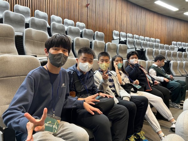 본회의장에서 참관하는 모습