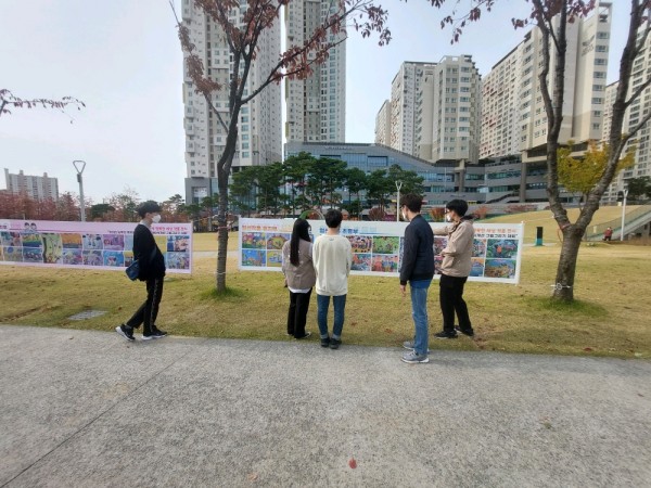 열심히 사진 구경 중1