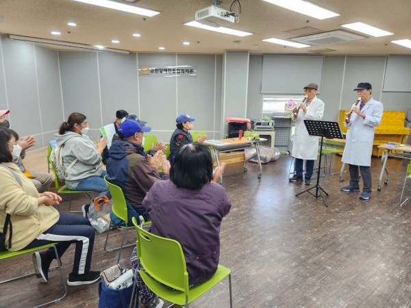 멋진연주로 이용자분들이 박수치며 즐거워하는 모습